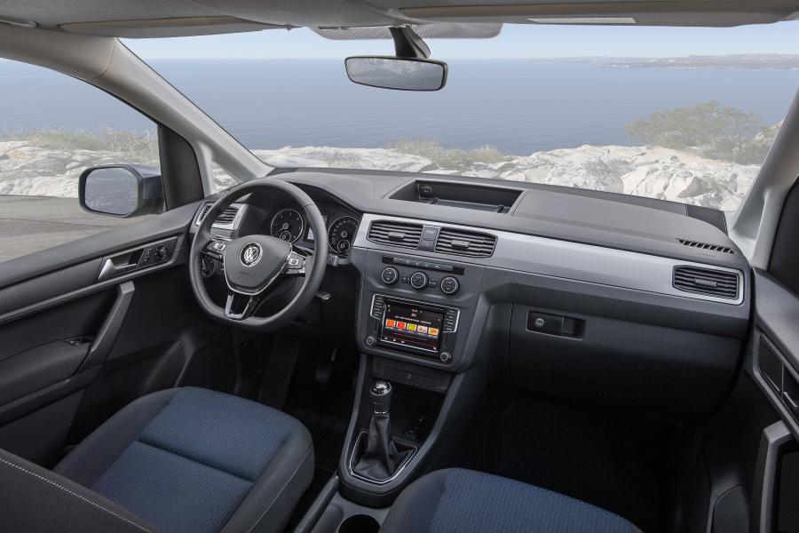 Торпедо Volkswagen Caddy Trendline BlueMotion 2015 года  (фото 17 из 23)
